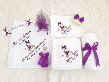 Trusou botez fetiță brodat cu Daisy Duck, Violet - Img 1