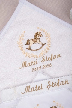 Broderie Căluț maro pentru trusou botez personalizat