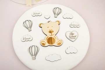 Capac cufăr botez ivory personalizat cu figurine din lemn gravate