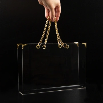 geanta transparenta din plexiglas, pe fundal negru