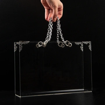geantă din plexiglas pe fundal negru