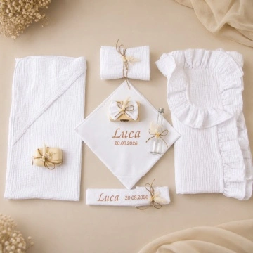 Trusou botez din muselină albă, broderie cappuccino - MUS02