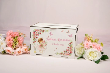 cutie de dar fetita cu buchet