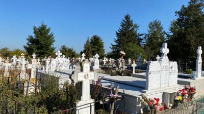 Cum se curata o piatra de mormant