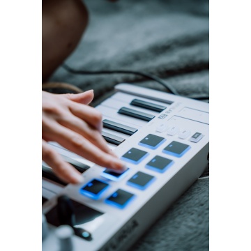 Arturia MiniLab 37 White - Claviatura MIDI USB-C 37 clape cu velocitate - Img 9