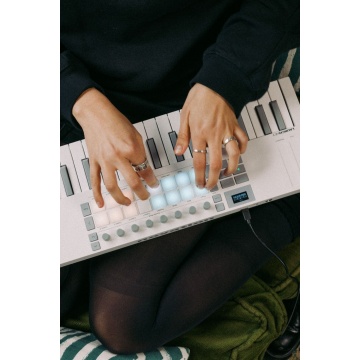 Novation Launchkey Mini 37 MK4 White - Claviatura MIDI - Img 13