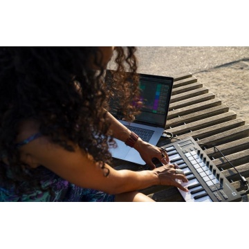 Novation Launchkey Mini mk3 - Controller MIDI portabil - Img 13