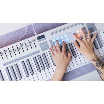 Novation Launchkey 61 MK4 White - Claviatura MIDI USB cu 61 clape semi-grele - Img 13