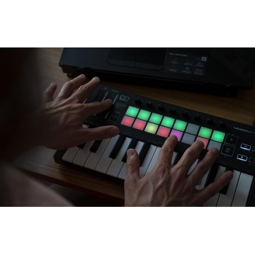 Novation Launchkey Mini mk3 - Controller MIDI portabil - Img 10
