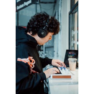 Arturia MiniLab 37 White - Claviatura MIDI USB-C 37 clape cu velocitate - Img 13