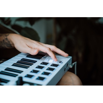 Arturia MiniLab 37 White - Claviatura MIDI USB-C 37 clape cu velocitate - Img 10