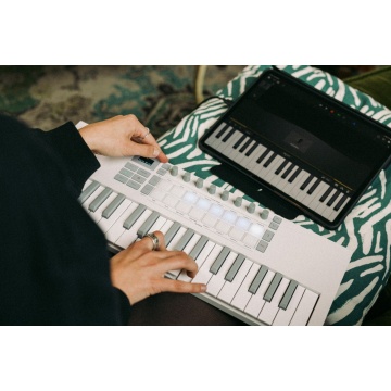 Novation Launchkey Mini 37 MK4 White - Claviatura MIDI - Img 14