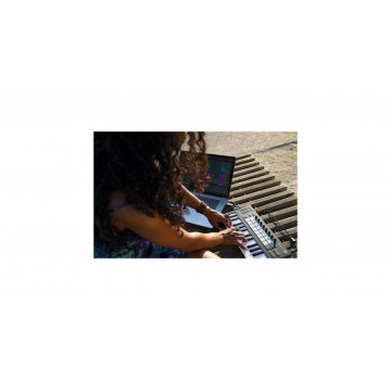 Novation Launchkey Mini mk3 - Controller MIDI portabil - Img 3