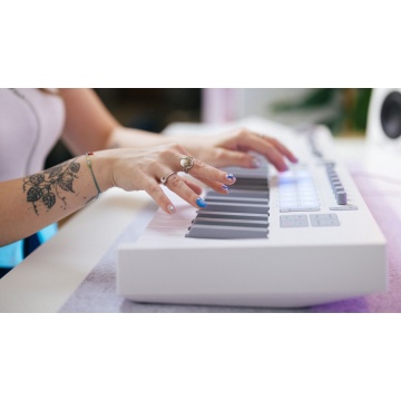 Novation Launchkey 61 MK4 White - Claviatura MIDI USB cu 61 clape semi-grele - Img 14