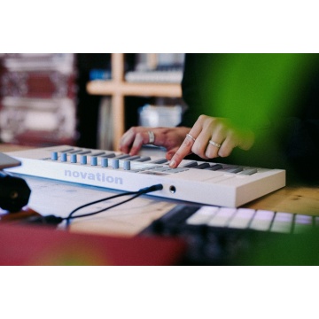 Novation Launchkey Mini 37 MK4 White - Claviatura MIDI - Img 11