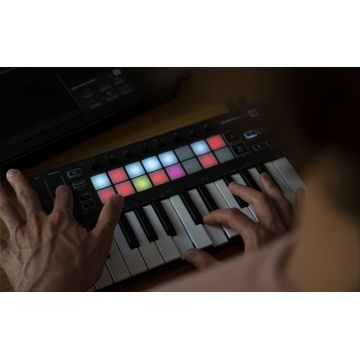 Novation Launchkey Mini mk3 - Controller MIDI portabil - Img 11