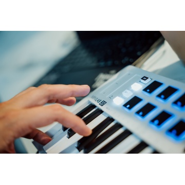 Arturia MiniLab 37 White - Claviatura MIDI USB-C 37 clape cu velocitate - Img 14
