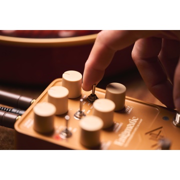 Universal Audio UAFX Enigmatic 82 Overdrive Special Amp - Pedala emulare amp - Img 9