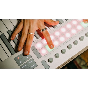 Novation Launchkey 61 MK4 White - Claviatura MIDI USB cu 61 clape semi-grele - Img 15