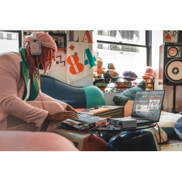 Universal Audio Volt 4 Gen 2 - Interfata audio USB 12x6 32-bit/192 kHz cu 2 preamp-uri Tone Shaping ADAT MIDI Auto-Gain si Smart Display - Img 15