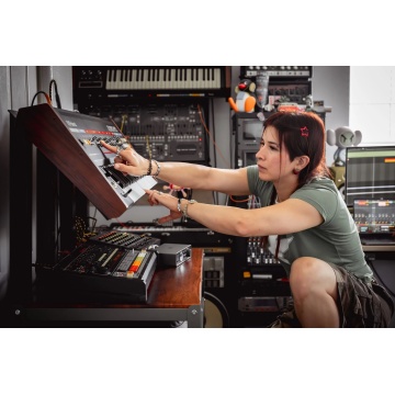 Universal Audio Volt 4 Gen 2 - Interfata audio USB 12x6 32-bit/192 kHz cu 2 preamp-uri Tone Shaping ADAT MIDI Auto-Gain si Smart Display - Img 22