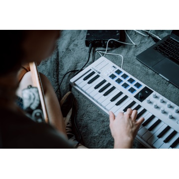 Arturia MiniLab 37 White - Claviatura MIDI USB-C 37 clape cu velocitate - Img 12