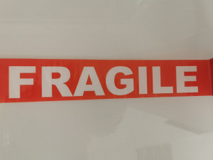 Banda adeziva imprimata Fragile