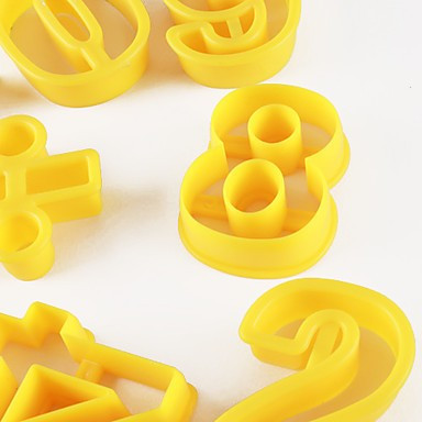 Numeri e simboli aritmetici.Set di 16 tagliapasta in plastica