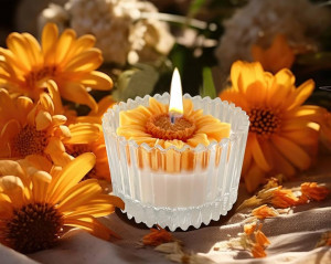 Porta un tocco di bellezza e calore nella tua casa con la candela fiore TART Margherita accesa