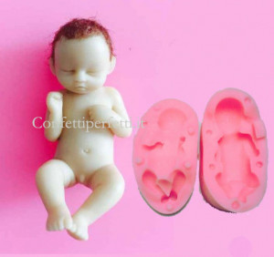 Neonato che dorme con piedi in alto. Stampo in silicone