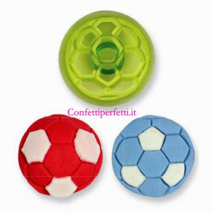 Tagliapasta in plastica per realizzare un piccolo Pallone da Calcio.