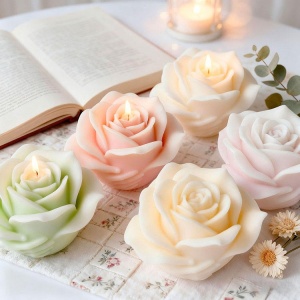 Mano che abbraccia una Rosa candela