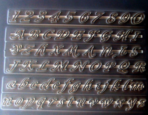 Corsivo Maiuscole e Minuscole. Set di 53 Lettere e 10 Numeri.