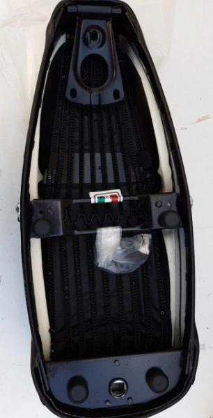 SELLA NERA CON TELAIO FERRO MOLLE VESPA PX 125 150 200 TRICOLORE ITALIA - Img 4