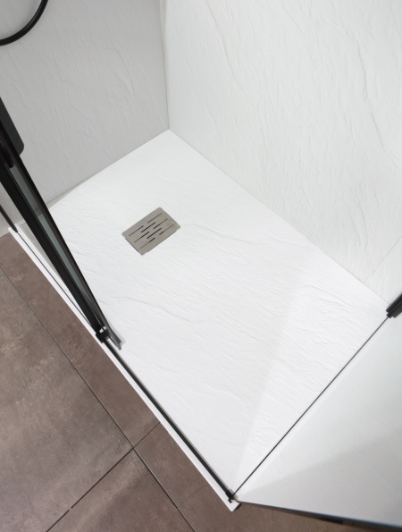 Foto originale della famiglia NATURAL STONE MATT quadrato. Foto ambientate illustrative: forma, misura, colore e accessori acquistati sono definiti dai selettori; box e arredi esclusi.