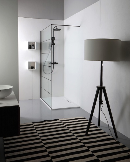 Foto originale della famiglia LINEAR MATT rettangolare. Foto ambientate illustrative: forma, misura, colore e accessori acquistati sono definiti dai selettori; box e arredi esclusi.