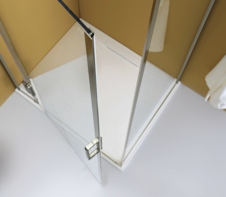 Foto originale della famiglia LINEAR MATT rettangolare. Foto ambientate illustrative: forma, misura, colore e accessori acquistati sono definiti dai selettori; box e arredi esclusi.