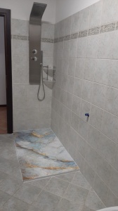 Piatto doccia in gel coat "STONE 3D" effetto marmo bianco celeste - Img 2