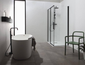 Foto originale della famiglia NATURAL STONE MATT quadrato. Foto ambientate illustrative: forma, misura, colore e accessori acquistati sono definiti dai selettori; box e arredi esclusi.