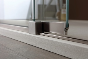Foto originale della famiglia LINEAR MATT rettangolare. Foto ambientate illustrative: forma, misura, colore e accessori acquistati sono definiti dai selettori; box e arredi esclusi.