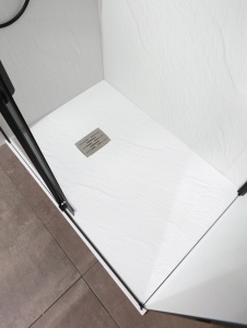 Foto originale della famiglia NATURAL STONE MATT quadrato. Foto ambientate illustrative: forma, misura, colore e accessori acquistati sono definiti dai selettori; box e arredi esclusi.