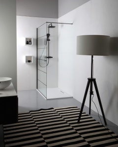 Foto originale della famiglia LINEAR MATT rettangolare. Foto ambientate illustrative: forma, misura, colore e accessori acquistati sono definiti dai selettori; box e arredi esclusi.