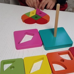 Joc Montessori Turnul Curcubeu Patrat, si tangram, 20 piese, din lemn - Img 6