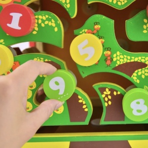 Cub cu activitati 5 in 1 Montessori, Forest Beads - Img 4
