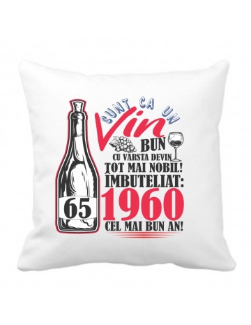 Perna 40 x 40 cm personalizata cu imprimeu "Sunt ca un vin bun 65 de ani" , poliester, alba,, CRD PRINT