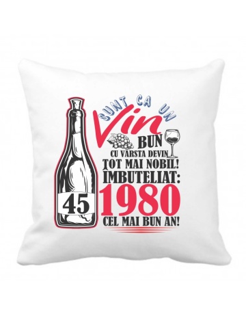Perna 40 x 40 cm personalizata cu imprimeu "Sunt ca un vin bun 45 de ani" , poliester, alba,, CRD PRINT