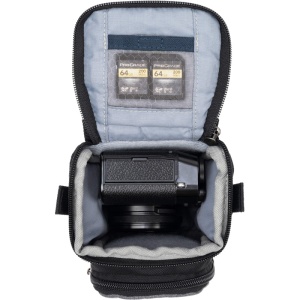 Geantă Think Tank Mirrorless Mover 5 V2 Coast Green deschisă, cu aparat foto și carduri de memorie