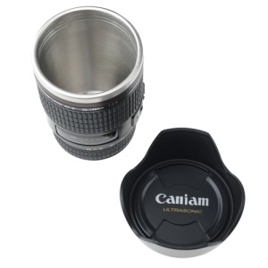 Paharul termos în forma obiectivului foto 28-135mm, finisat în negru, este un accesoriu inovativ și stilat, perfect pentru pasionații de fotografie și pentru cei care își doresc un produs unic și funcțional pentru băuturile lor preferate.