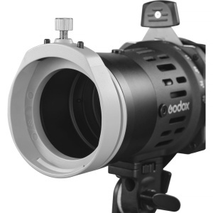 Proiector optic Godox FP-R cu lentilă interschimbabilă, montat pe un bliț round head