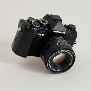 Urth ULMA-AR-M43, Adaptor Obiectiv montura Konica AR la camere Micro Four Thirds (MFT)